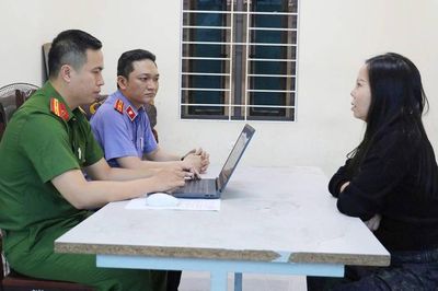 Khởi tố 3 đối tượng ném chất bẩn vào cửa hàng quần áo để 'dằn mặt'