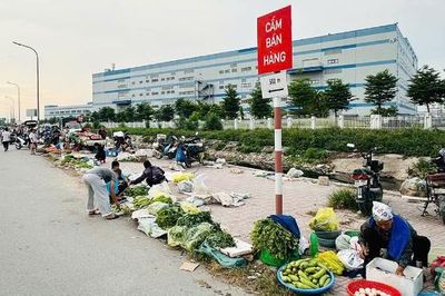 Dẹp 'chợ cóc' ven khu công nghiệp: Cần giải pháp căn cơ