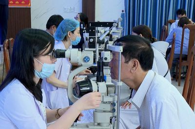 Hơn 500 người tại phường Hòa Khánh được khám, điều trị mắt miễn phí