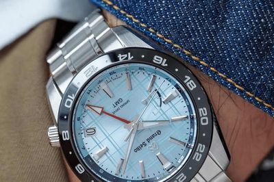 Grand Seiko SBGE317: Tuyệt tác Spring Drive GMT lấy cảm hứng từ kiến trúc Shinjuku