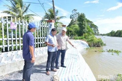 Lãnh đạo Sở Nông nghiệp và Môi trường kiểm tra tình hình sạt lở tại xã Mỹ Thọ