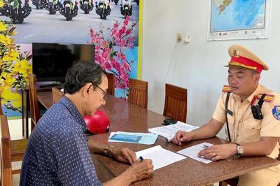 Gia Lai: Tài xế điều khiển ô tô khách vượt rào chắn đường sắt bị phạt 19 triệu đồng
