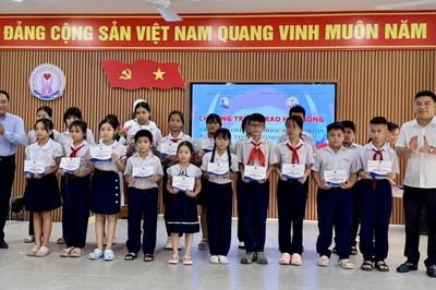 Trao 200 suất học bổng cho trẻ em có hoàn cảnh đặc biệt