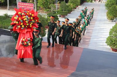 Hơn 100 cán bộ, chiến sĩ Bệnh viện Quân y 87 dâng hương viếng Nghĩa trang Liệt sĩ Hòn Dung
