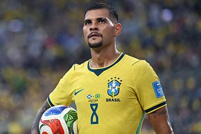 Arsenal quyết chiêu mộ Bruno Guimaraes, Chelsea nhắm đá tảng Maxence Lacroix