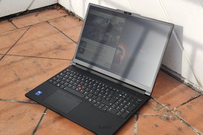 Lenovo ThinkPad P16 Gen 3: Máy trạm đồ họa RAM 128GB giảm giá sâu gần 2.000 USD