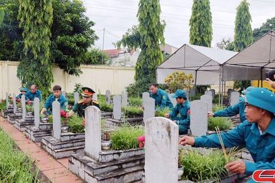 Lấy mẫu xác định danh tính hài cốt liệt sĩ tại Nghĩa trang liệt sĩ xã Mai Sơn