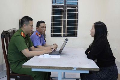 Nghệ An: Khởi tố 3 đối tượng ném chất bẩn vào cửa hàng quần áo