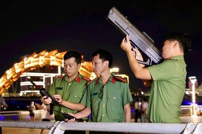 Thầm lặng 'gác bầu trời' để pháo hoa tỏa sáng đôi bờ sông Hàn