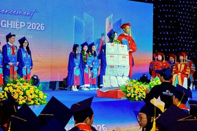 Trường Đại học Hùng Vương Thành phố Hồ Chí Minh trao bằng cho 28 tân thạc sĩ và 218 tân cử nhân