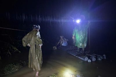 Hòa An trắng đêm hỗ trợ người dân di dời khỏi khu vực lũ