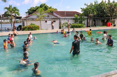 Công an Cà Mau dạy bơi miễn phí cho trẻ em dịp hè