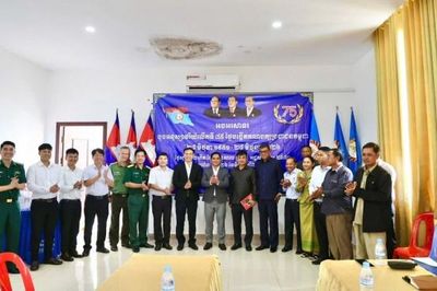 Xã Tuy Đức thăm, chúc mừng huyện Ô Reang nhân kỷ niệm Ngày thành lập Đảng Nhân dân Campuchia