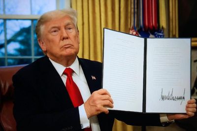 Tổng thống Trump ký sắc lệnh mở rộng chương trình nông nghiệp tái sinh