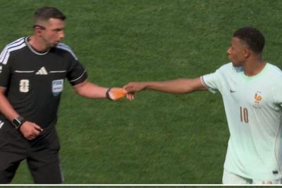 Khoảnh khắc Mbappe 'ra lệnh' cho trọng tài gây sốt ở World Cup 2026
