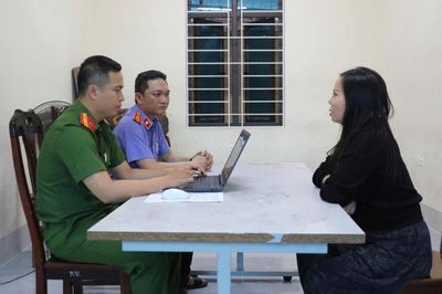 Khởi tố 3 người ném chất bẩn vào cửa hàng quần áo ở Nghệ An
