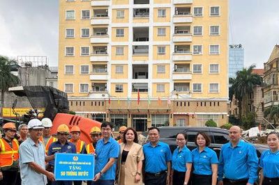 Chủ tịch Liên đoàn Lao động thành phố Hà Nội trao nước tiếp sức công nhân trên các công trình trọng điểm