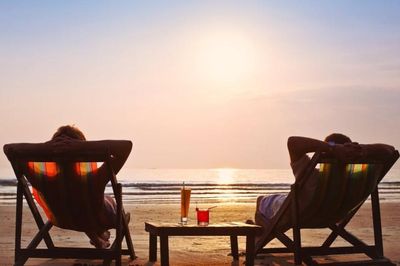 Cặp đôi nghỉ hưu sớm chỉ ra 2 khoản đang âm thầm 'nuốt' sạch tiền của bạn