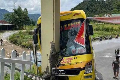 Xe khách mất phanh lao thẳng vào cổng trường học ở Tuyên Quang