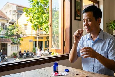 Uống thuốc ngày nắng nóng cần lưu ý gì để tránh mất nước và tụt huyết áp?