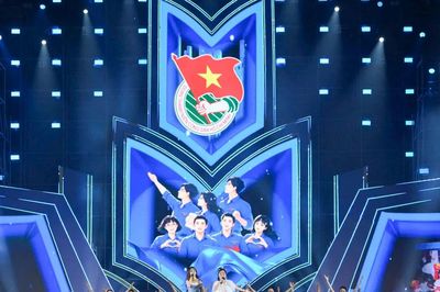 Concert Thanh Xuân: Bản sắc tuổi trẻ từ dàn nghệ sĩ 'ôm sít-rịt' và pháo hoa điểm 10