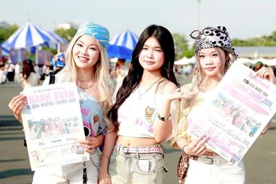 Khán giả trẻ thích thú trải nghiệm lưu giữ ký ức concert Thanh Xuân