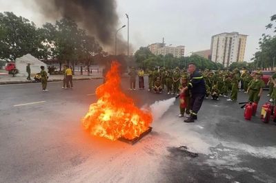 Các 'chiến sĩ nhí' trực tiếp cầm vòi dập lửa, vượt chướng ngại vật thoát nạn