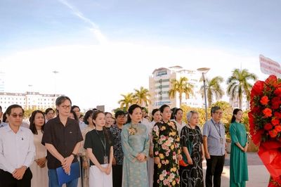 Ban tổ chức DANAFF IV dâng hương tri ân các Anh hùng liệt sĩ trước lễ khai mạc