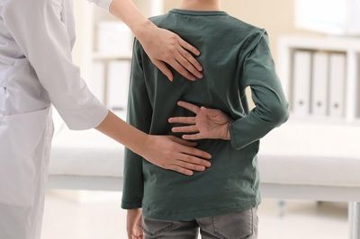 Dấu hiệu giúp cha mẹ nhận biết sớm trẻ bị cong vẹo cột sống