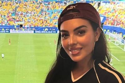 Georgina mặc áo số 7, cổ vũ Ronaldo