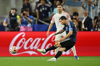 Không cần đường cong hoàn hảo, Messi vẫn ghi dấu với vũ khí sút phạt