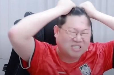 Cổ động viên Hàn Quốc vò đầu, bứt tóc vì giận dữ