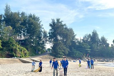 Giữ màu xanh cho những bãi biển du lịch