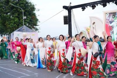 300.000 lượt khách tham dự Lễ hội Sen Hà Nội