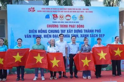 Phường Diên Hồng trao cờ Tổ quốc, cây xanh, suất ăn nghĩa tình đến người dân