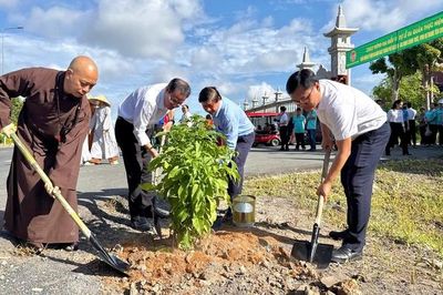Tuyến đường hoa dọc kênh tại xã Bình Lợi