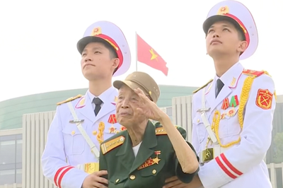 Người Anh hùng chào điều lệnh bằng tay trái