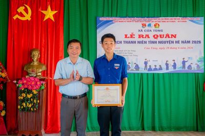 Nam sinh Quảng Trị được khen thưởng sau hành động dũng cảm cứu bé gái giữa sóng dữ