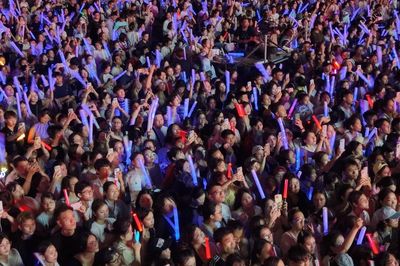 Hàng nghìn khán giả nhảy tới cùng với Hoaprox ở concert Thanh xuân