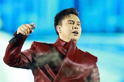 'Nổi da gà' với Đông Hùng ở concert Thanh xuân