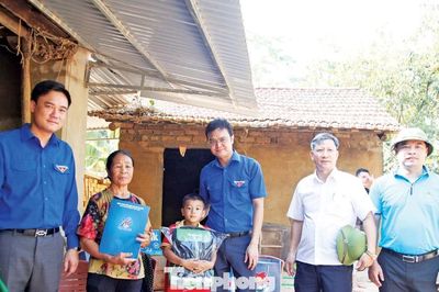 Cứu dân trong lũ dữ