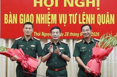 Đại tướng Phan Văn Giang chủ trì bàn giao nhiệm vụ Tư lệnh Quân khu 1