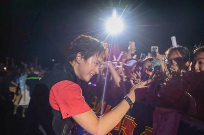 'Cỗ máy nhảy' CONGB lao xuống sân khấu concert Thanh xuân