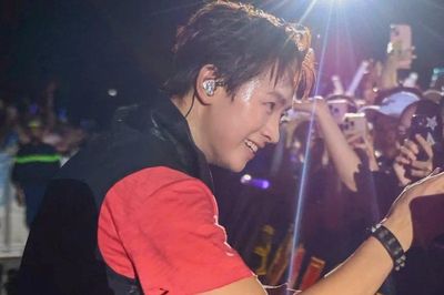 'Cỗ máy nhảy' CONGB lao xuống sân khấu concert Thanh xuân