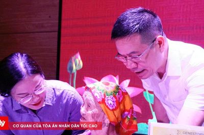 Một đời mòn mỏi chờ con trở về