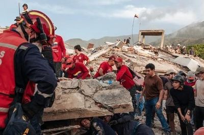 Bé trai 11 tuổi ở Venezuela được giải cứu sau 70 giờ mắc kẹt dưới đống đổ nát