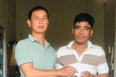 Nhặt túi chứa vàng trước chợ, vợ chồng Thôn đội trưởng trả lại người đánh rơi