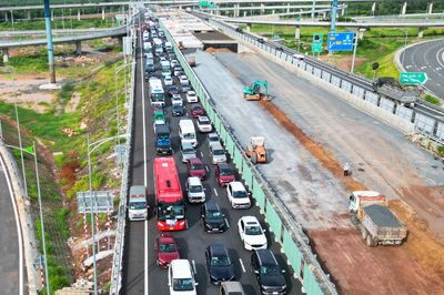 Cao tốc qua Đồng Nai ùn tắc 5km cuối tuần, tài xế ô tô đổi lộ trình nhưng bất lực