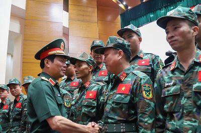 Đại tướng Nguyễn Tân Cương động viên 82 chiến sĩ sang Venezuela cứu hộ
