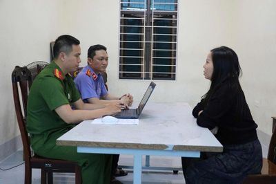 Phê chuẩn khởi tố 3 đối tượng ném chất bẩn vào cửa hàng quần áo